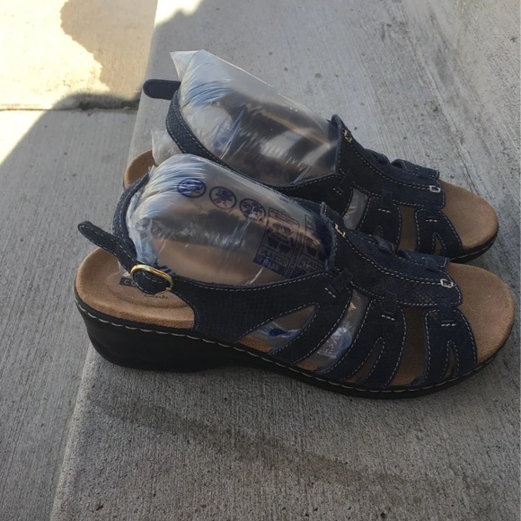 Clarks sandals 9.5 wide - Picture 2 of 10